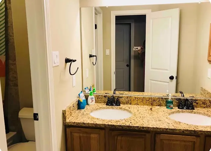 A Private In A Beautiful White Stone House Round Rock